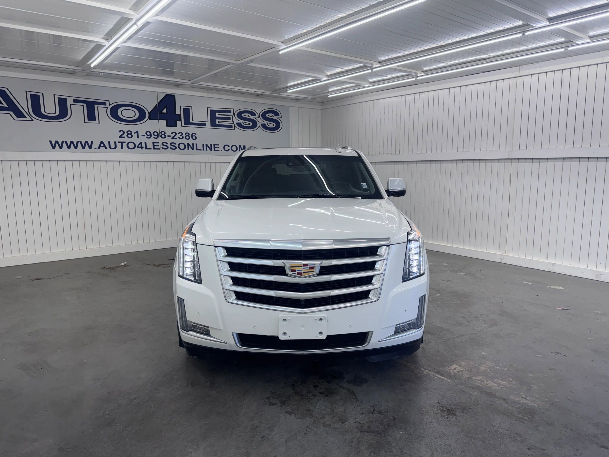 Used 2018 Cadillac Escalade ESV Luxury image 2