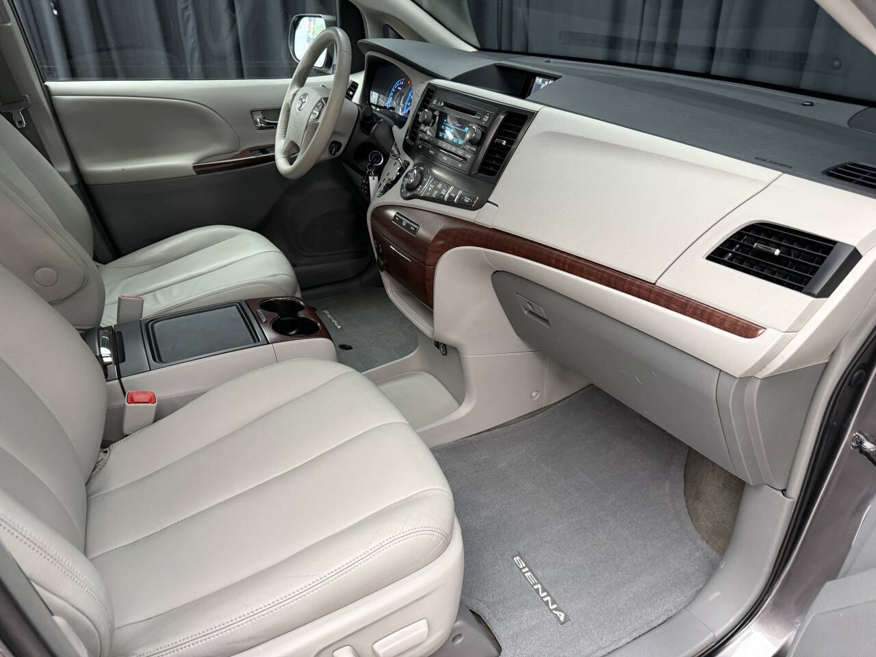 Used 2014 Toyota Sienna XLE AWD/4WD image 35