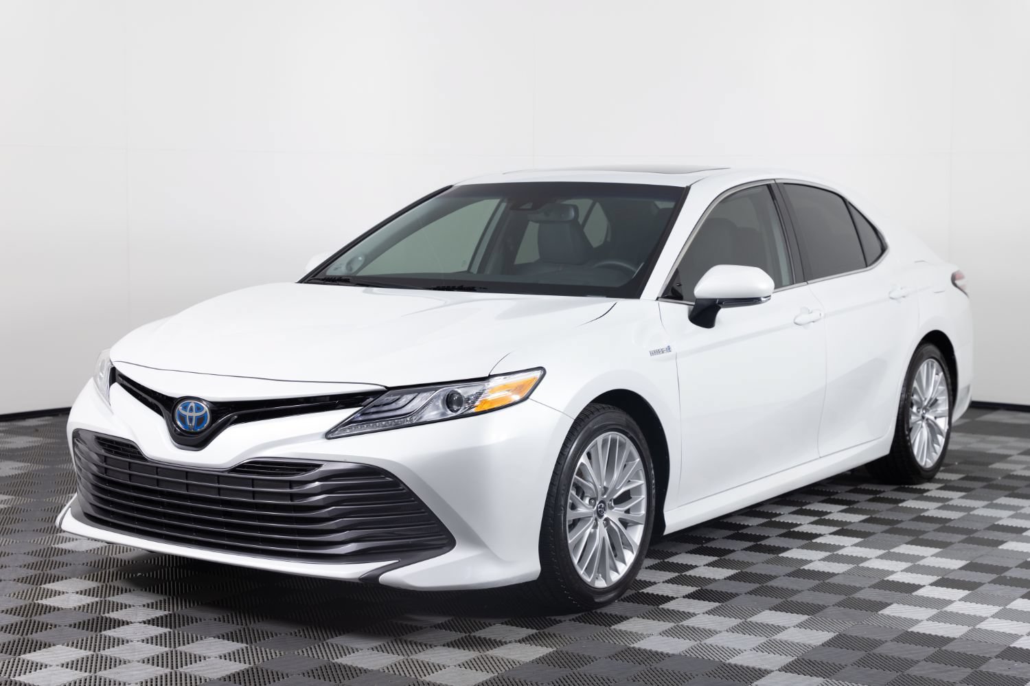 Used 2019 Toyota Camry XLE FWD image 2