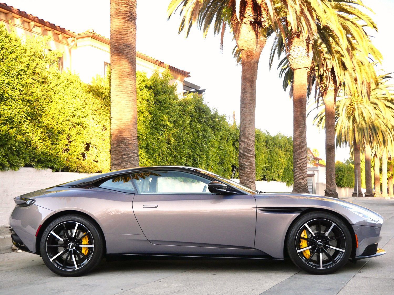 Used 2023 Aston Martin DB11 Coupe image 18