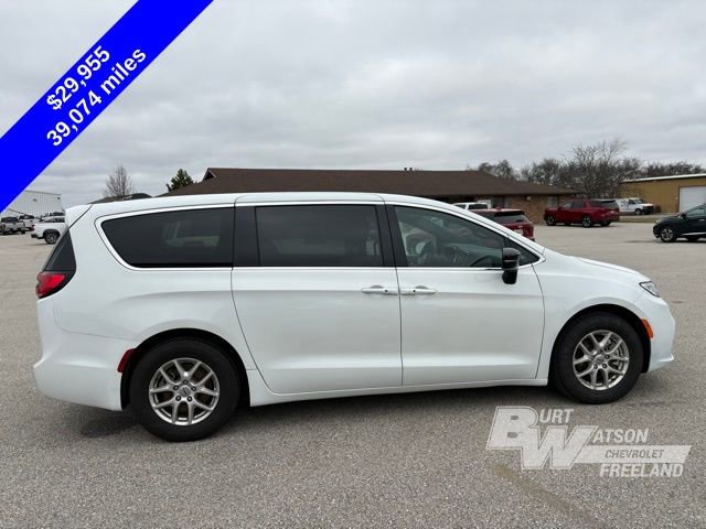 Used 2025 Chrysler Pacifica Select image 8