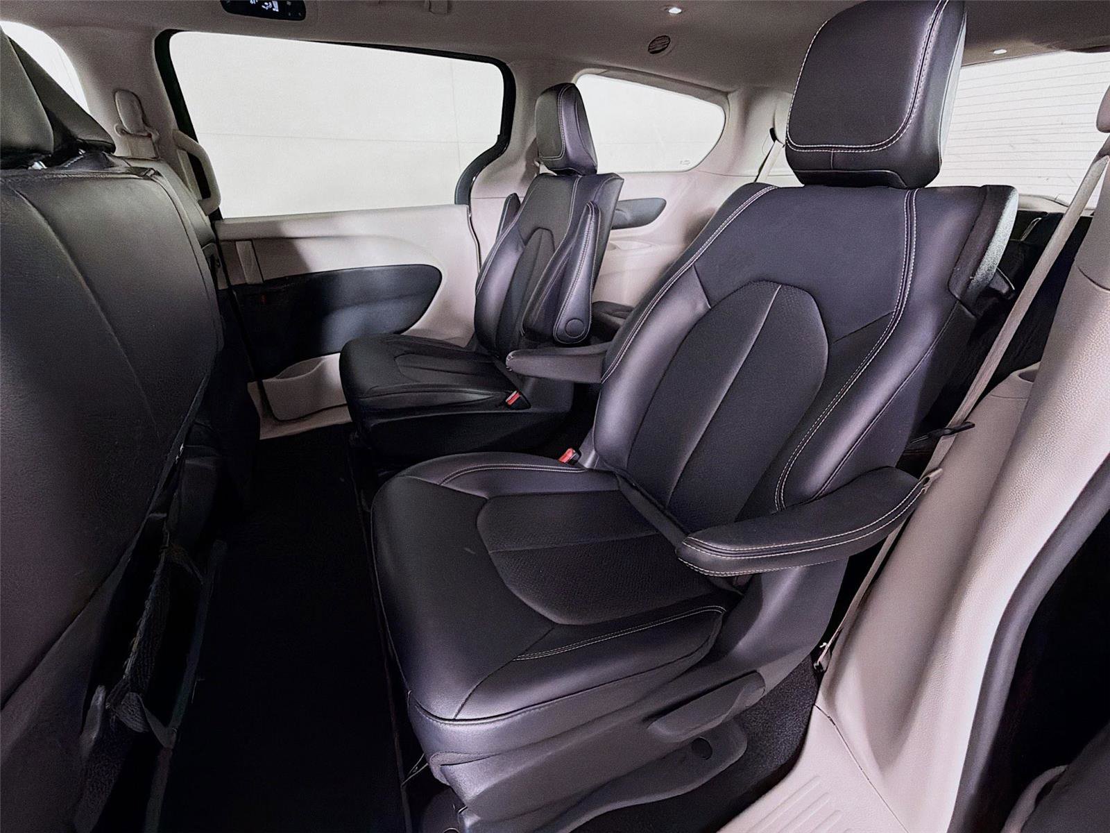 Used 2024 Chrysler Pacifica Select image 22