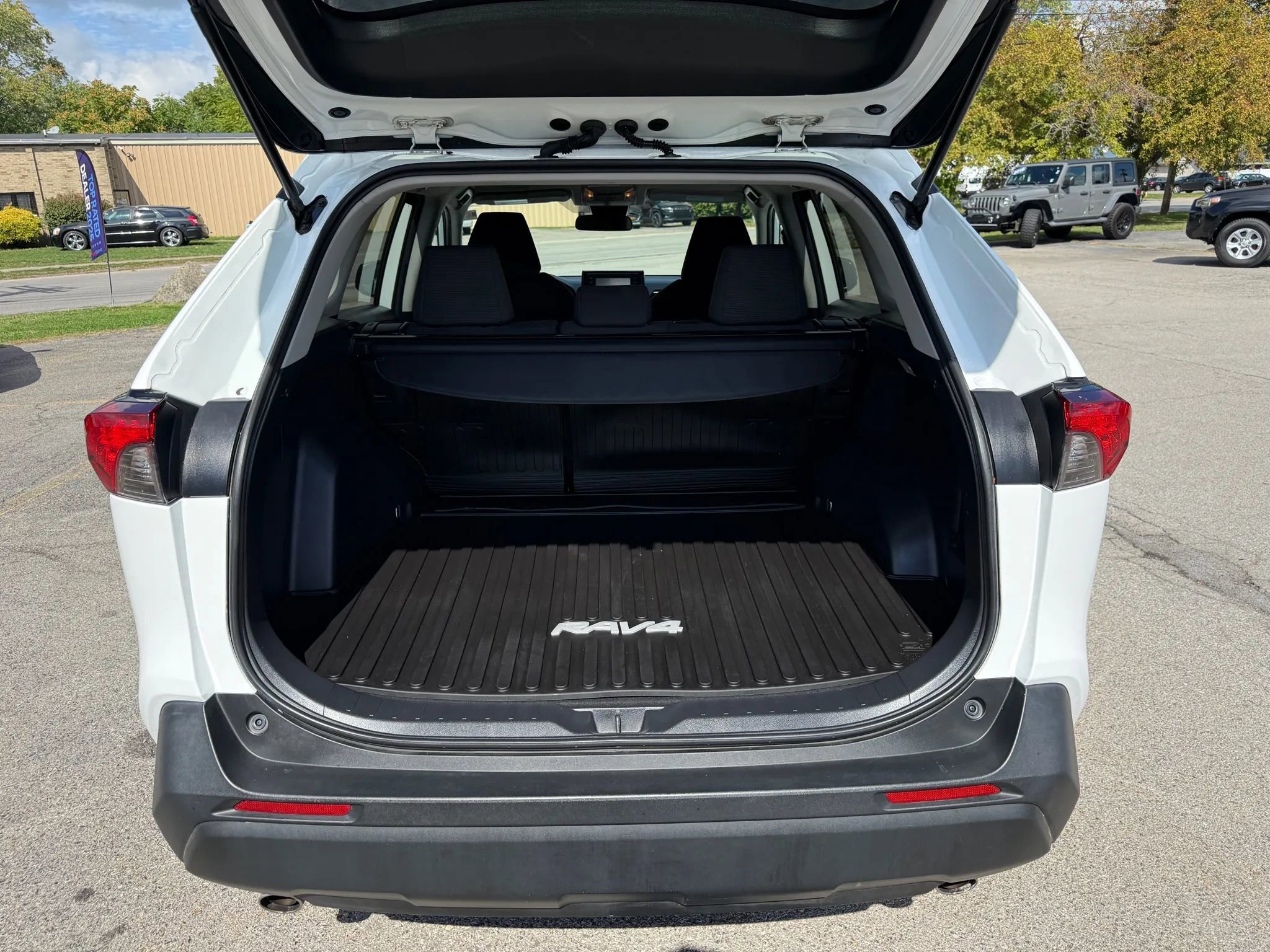 Used 2021 Toyota RAV4 LE image 7