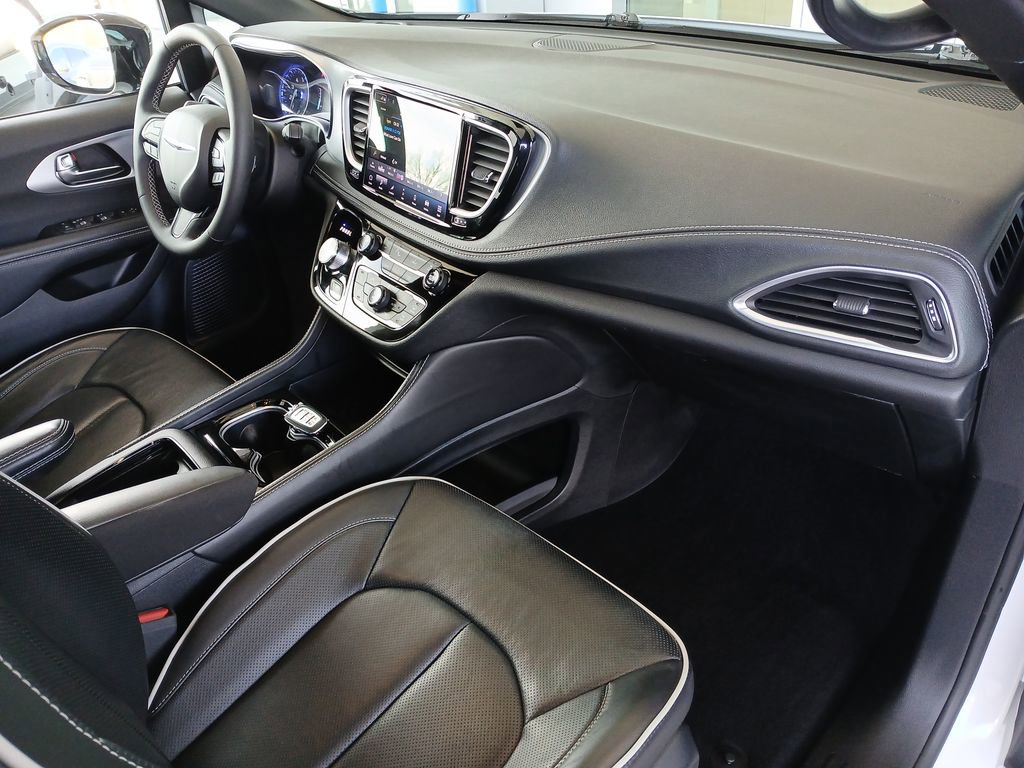 Used 2025 Chrysler Pacifica Limited image 30