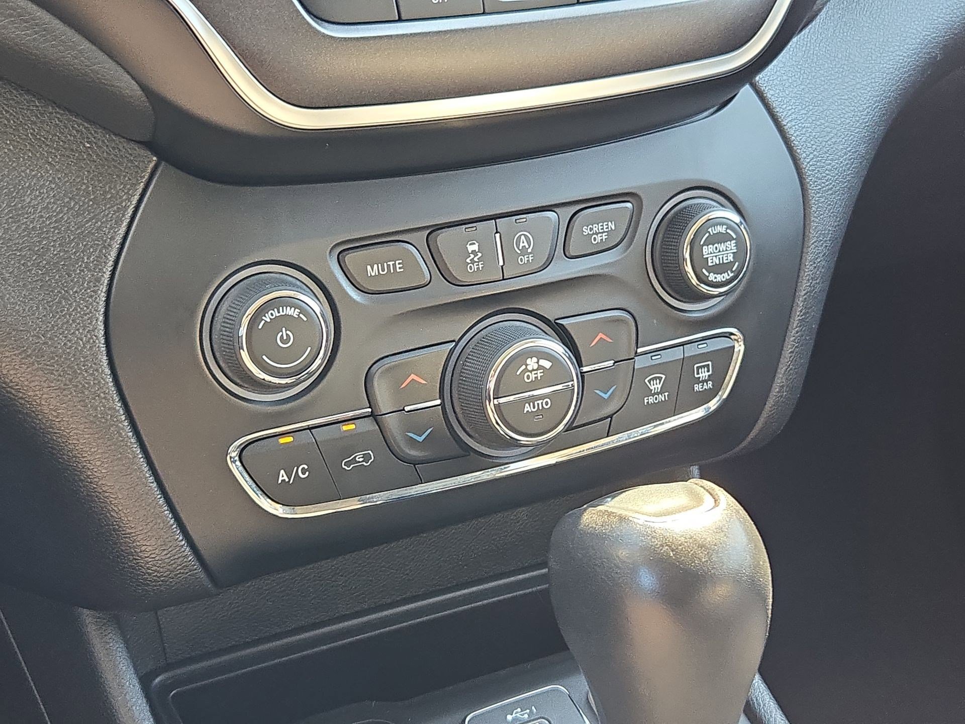 Used 2019 Jeep Cherokee Trailhawk AWD/4WD image 25
