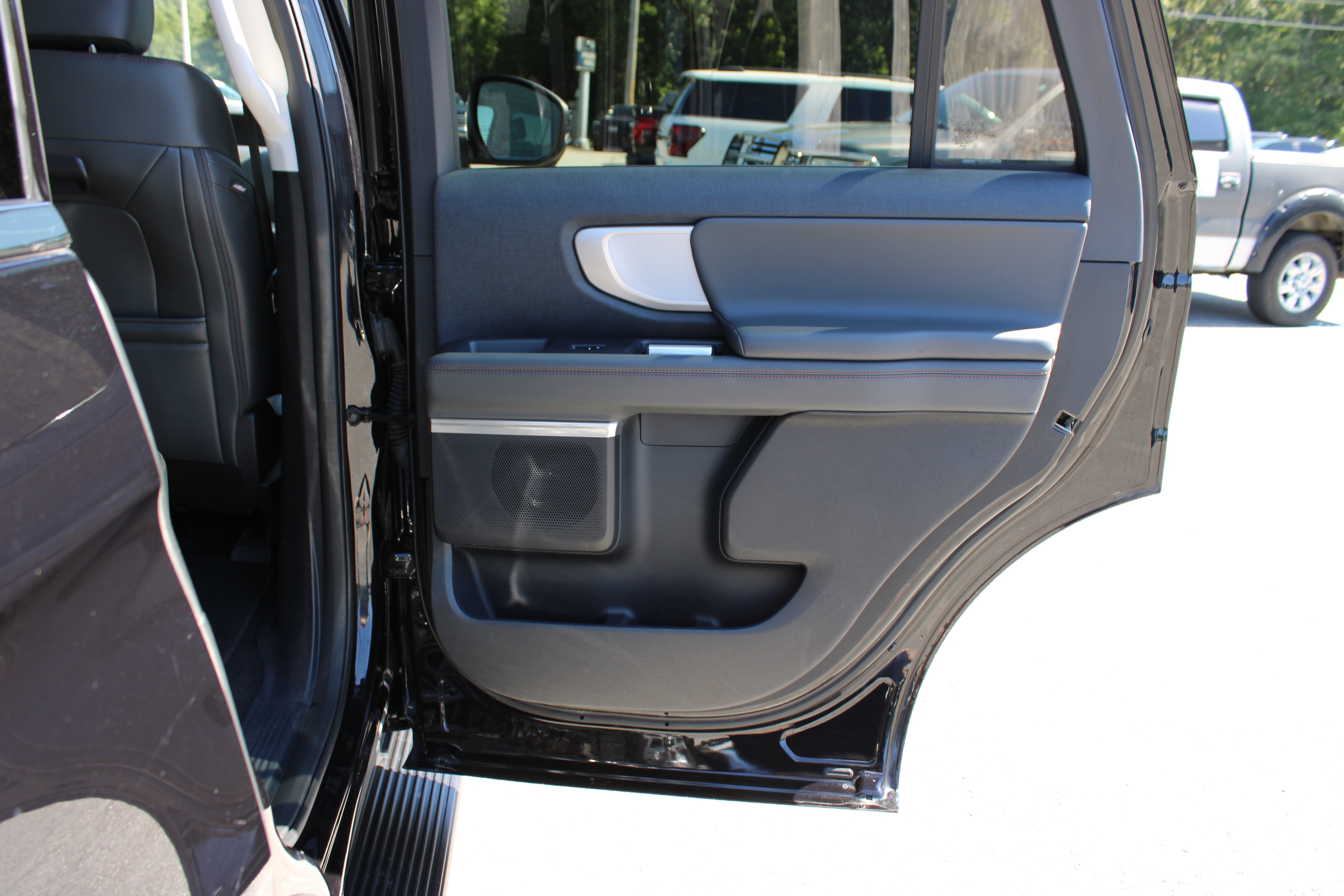 Used 2025 Ford Expedition Active AWD/4WD image 14