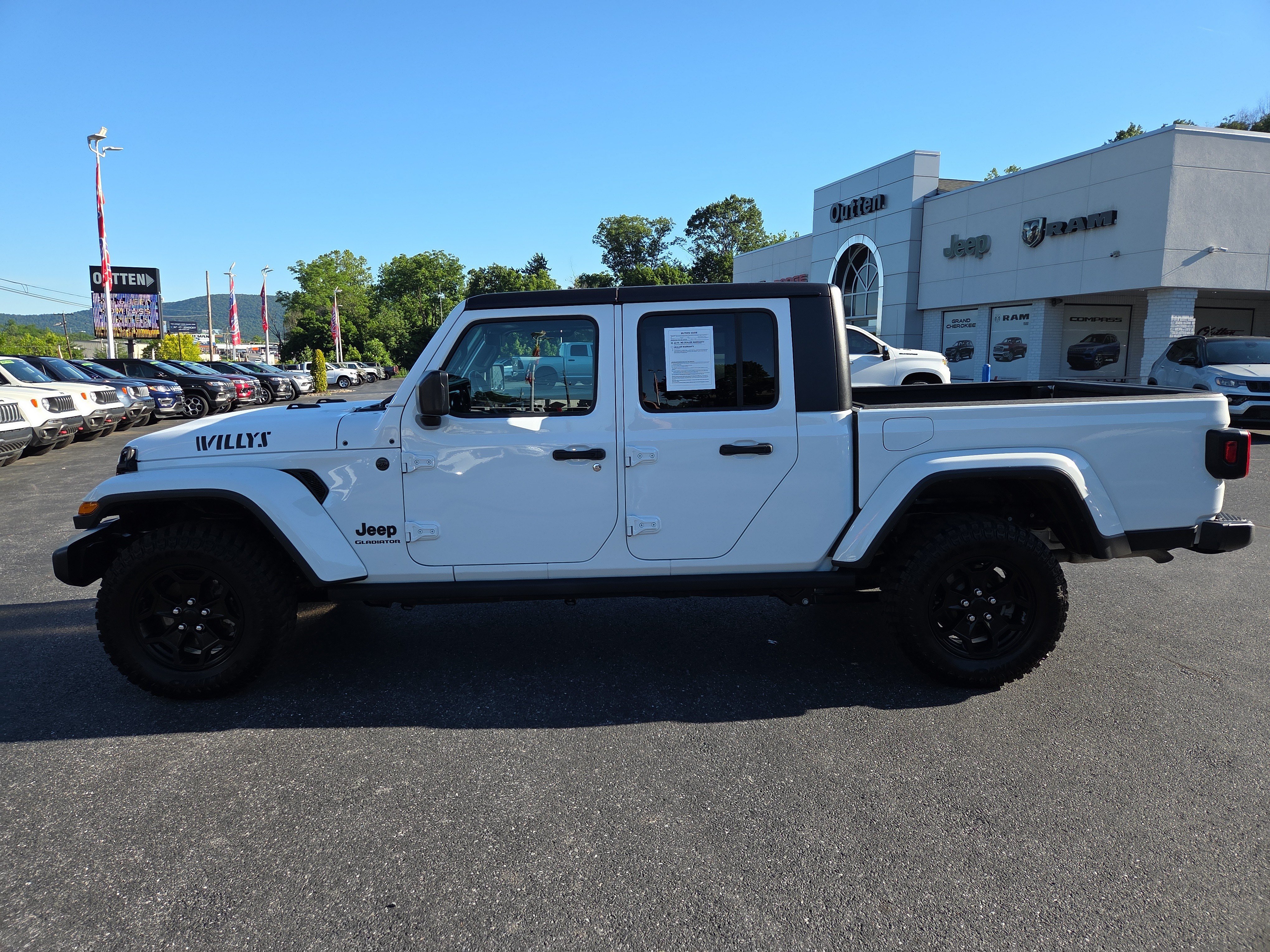 Certified 2022 Jeep Gladiator Overland AWD/4WD image 7