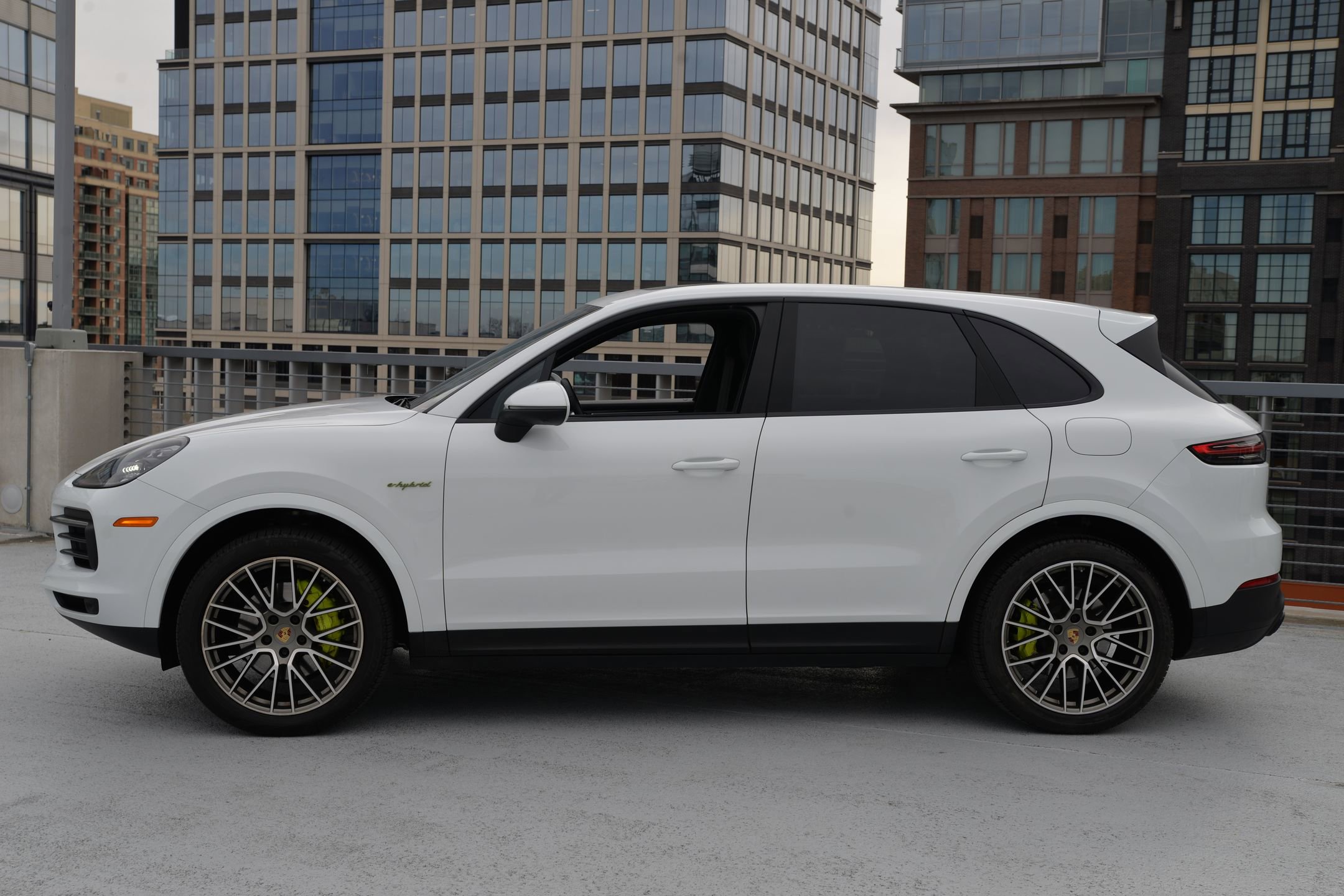 Certified 2022 Porsche Cayenne Platinum Edition image 2