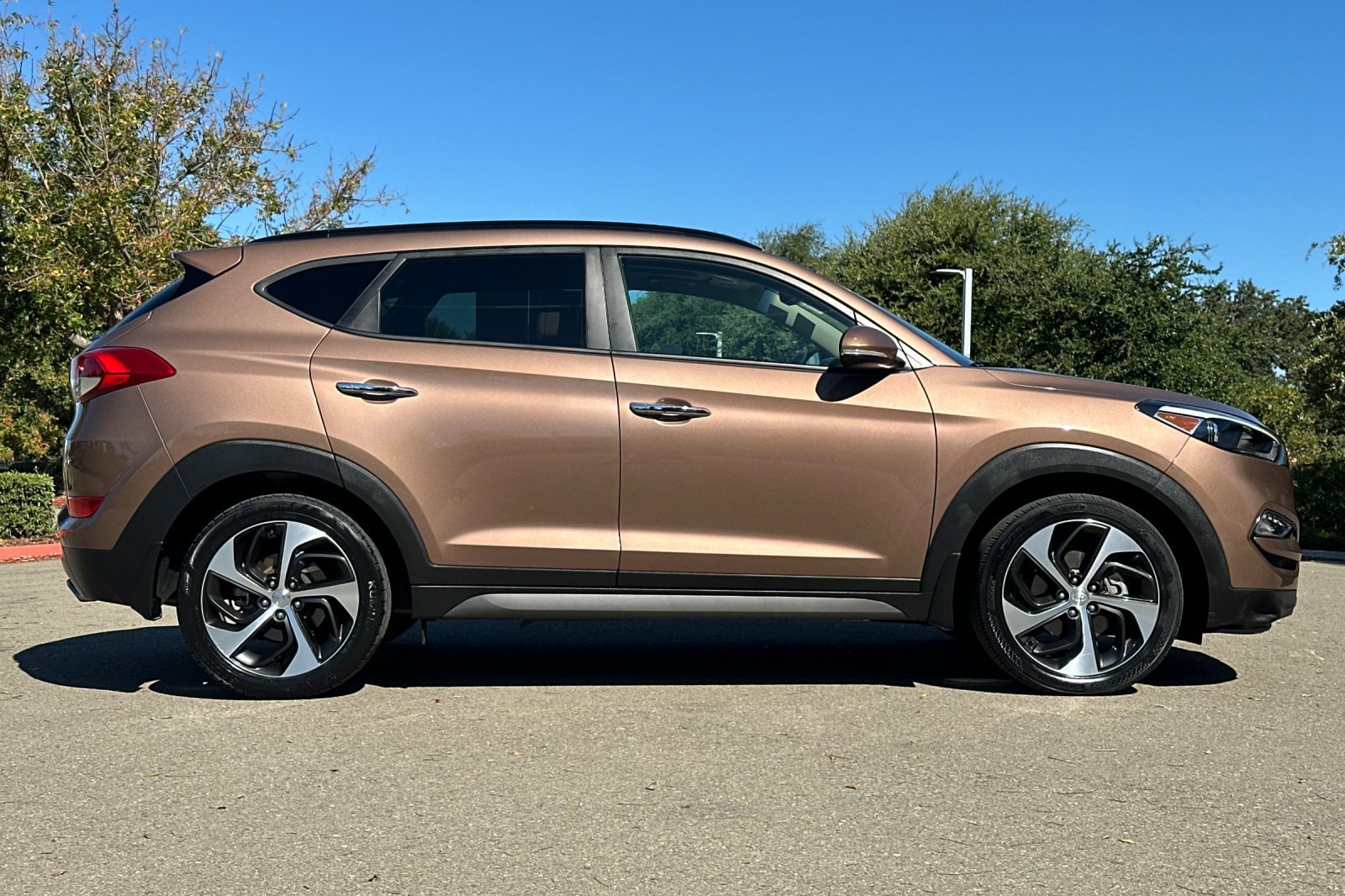 Used 2016 Hyundai Tucson Limited w/ Option Group 03 FWD image 3