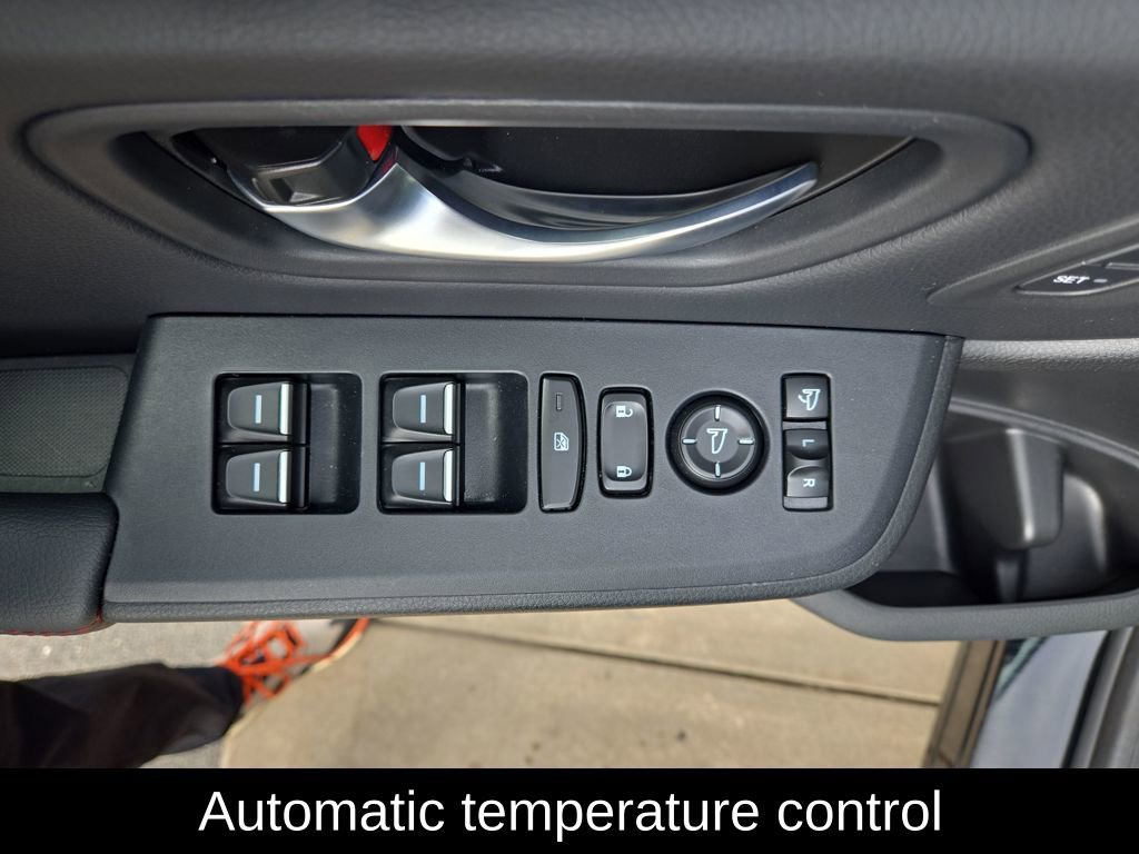 Certified 2025 Honda Pilot Black Edition image 12