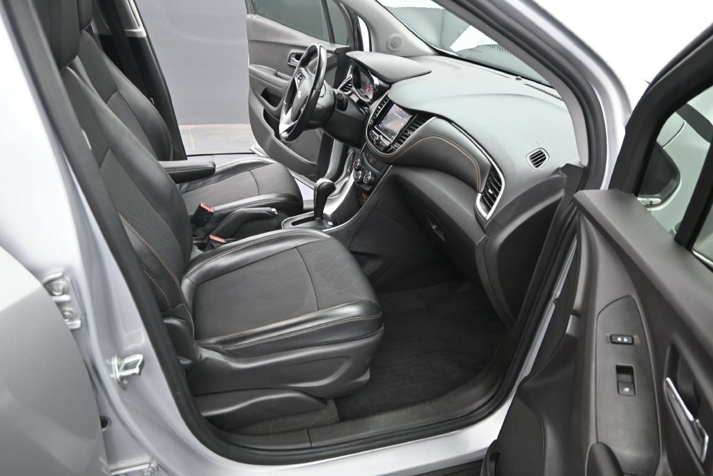 Used 2020 Chevrolet Trax LT w/ LT Convenience Package FWD image 12