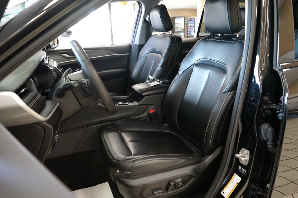Used 2023 Jeep Grand Cherokee Limited AWD/4WD image 2