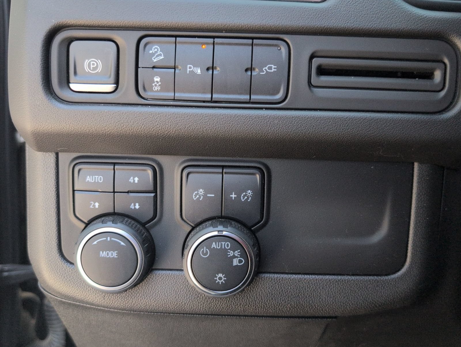 Used 2021 Chevrolet Tahoe Z71 w/ Rear Media and Nav Package AWD/4WD image 19