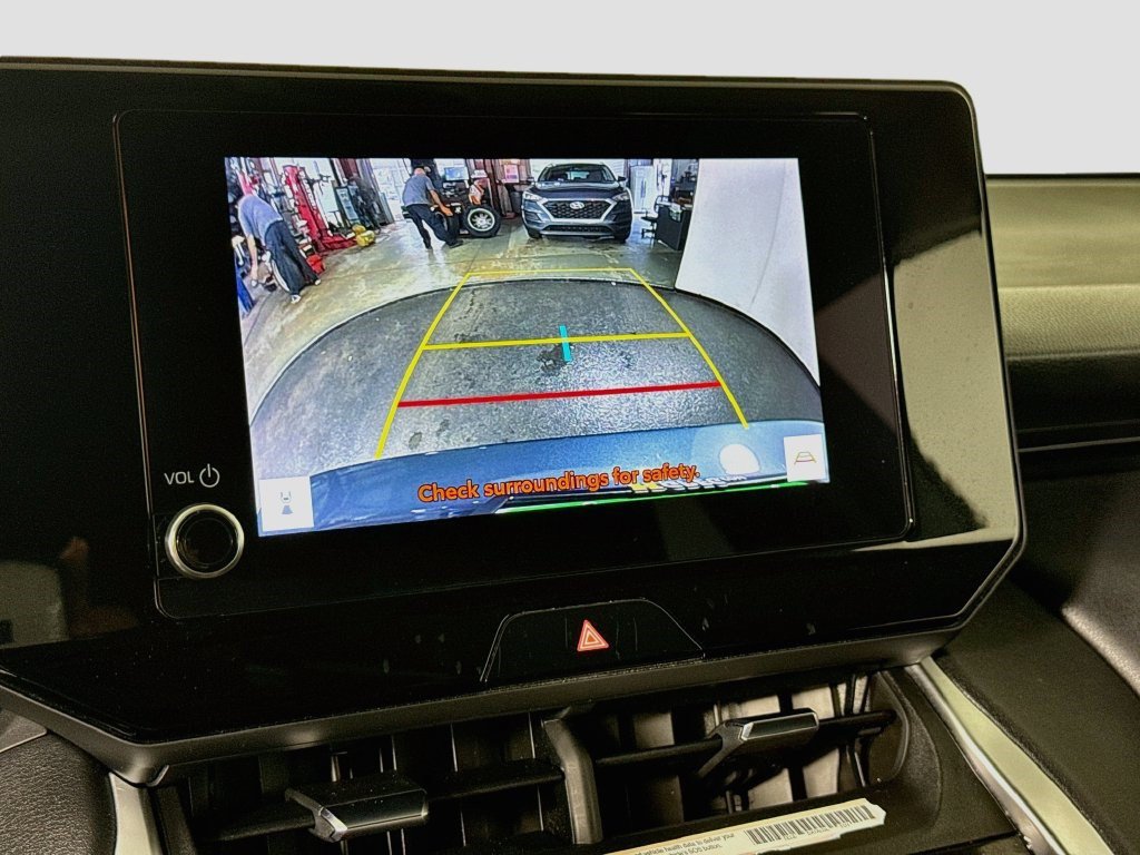 Used 2024 Toyota Venza LE AWD/4WD image 18