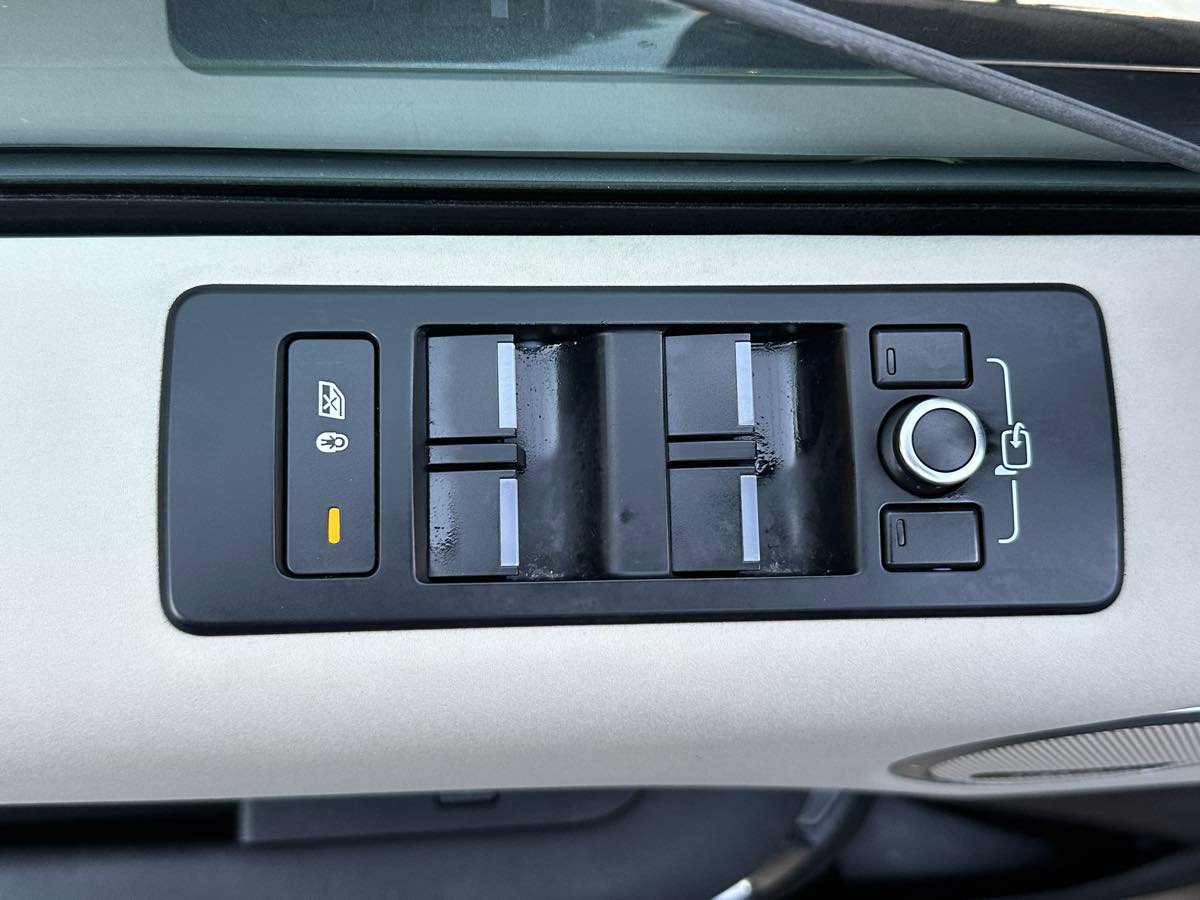 Used 2018 Land Rover Discovery SE image 17