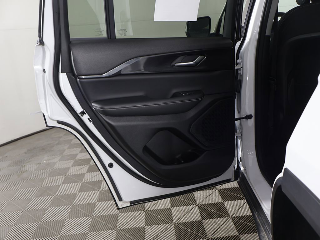 Used 2023 Jeep Grand Cherokee Laredo image 23