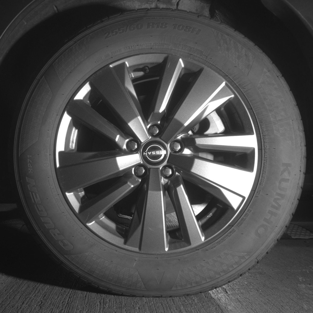 Used 2025 Nissan Pathfinder SV image 14