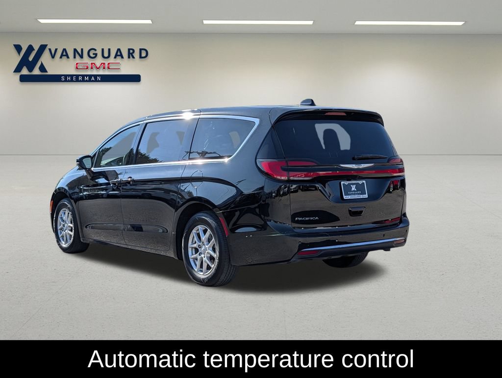 Used 2026 Chrysler Pacifica Select FWD image 4