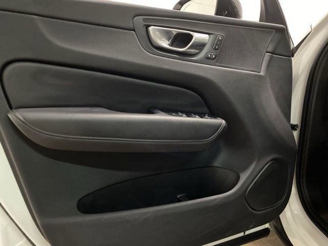 Used 2025 Volvo XC60 B5 Core image 32