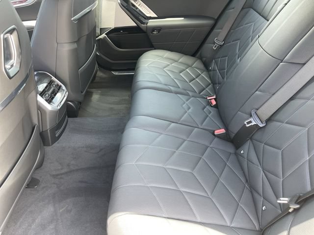 Used 2025 BMW i7 xDrive60 AWD/4WD image 17