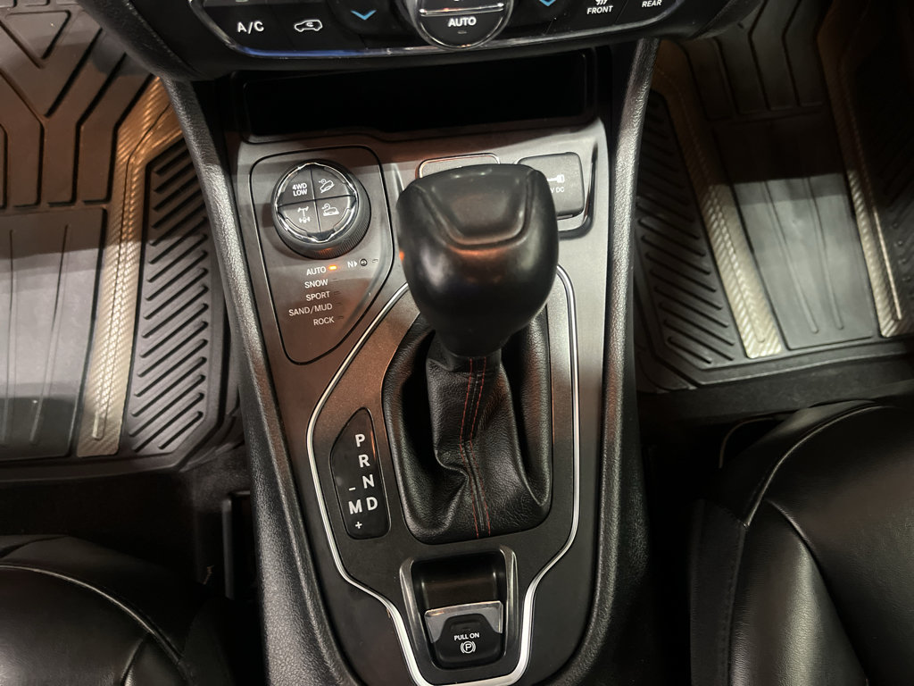 Used 2020 Jeep Cherokee Trailhawk AWD/4WD image 16