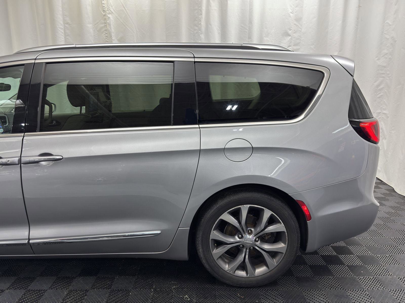 Used 2017 Chrysler Pacifica Limited image 4