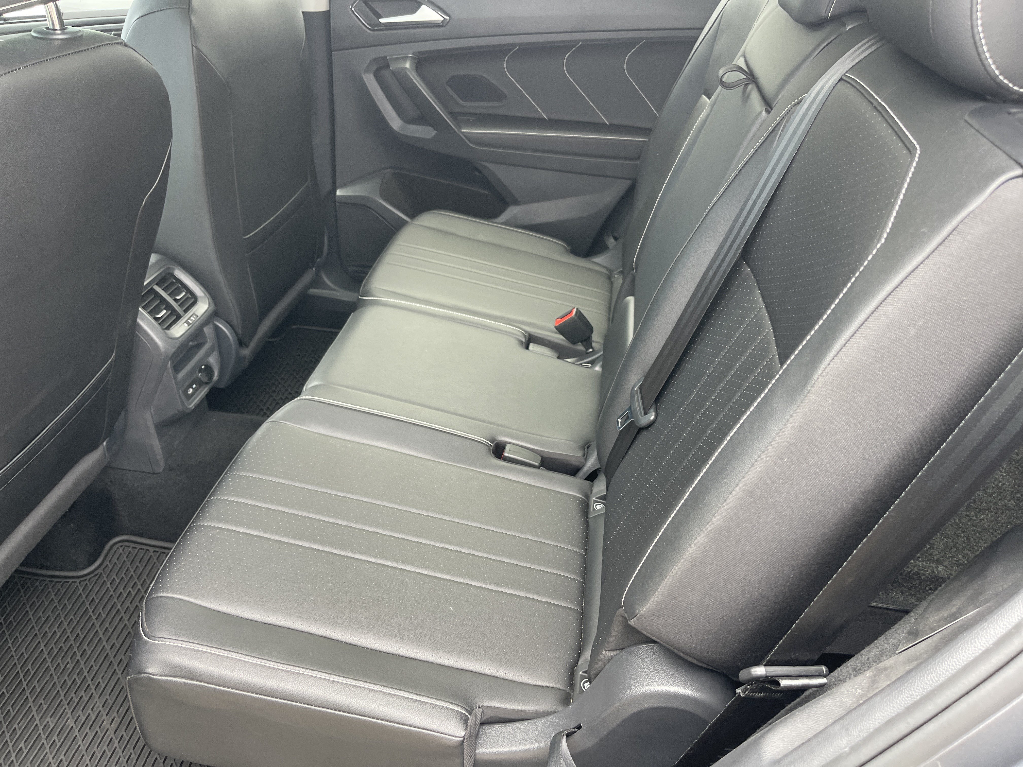 Used 2023 Volkswagen Tiguan SE w/ Panoramic Sunroof Package FWD image 6