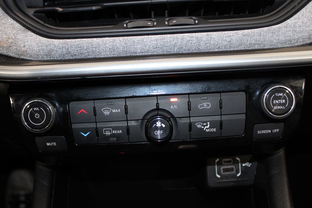 Used 2024 Jeep Compass Latitude image 29