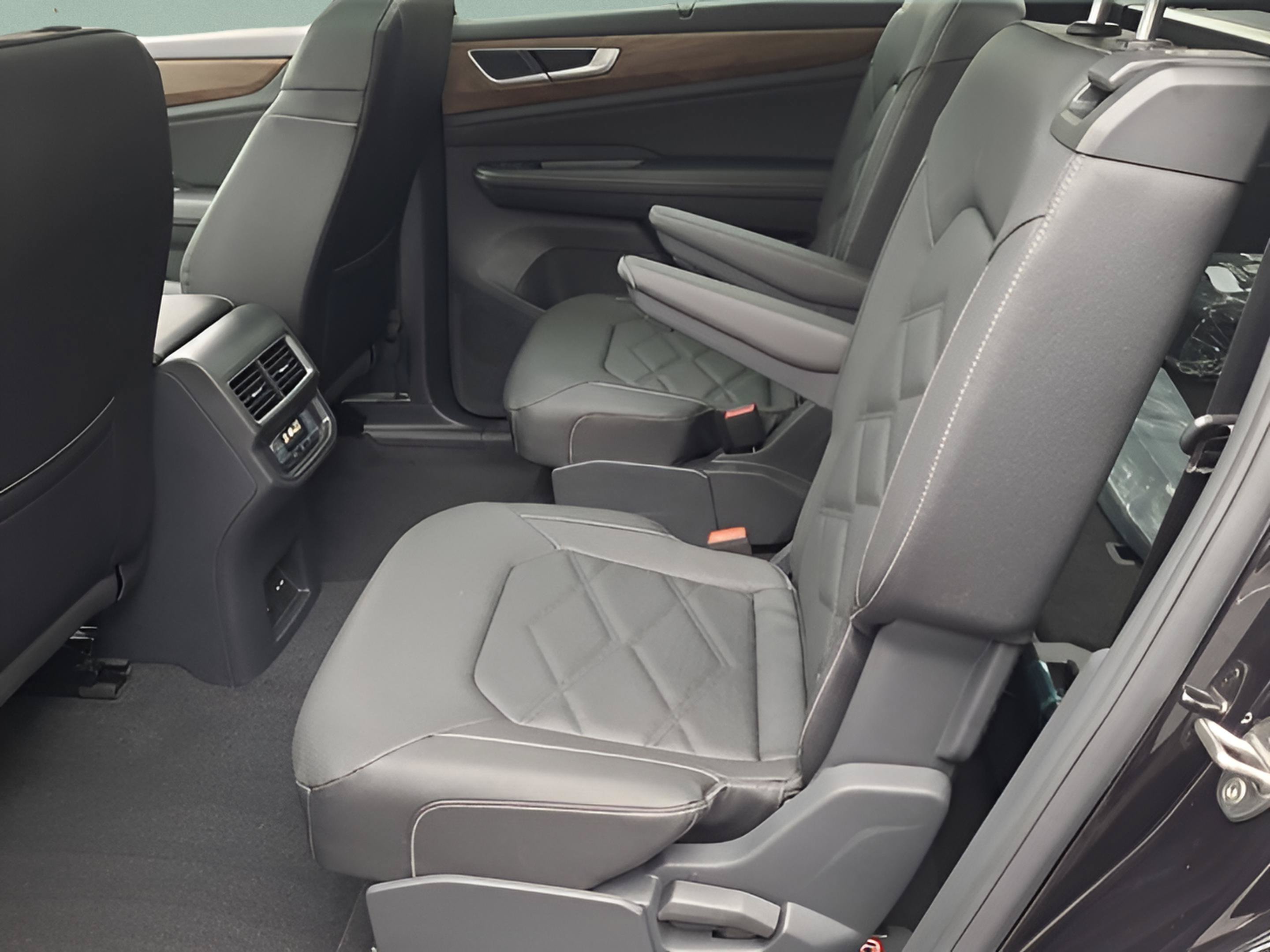 New 2026 Volkswagen Atlas SE FWD image 9