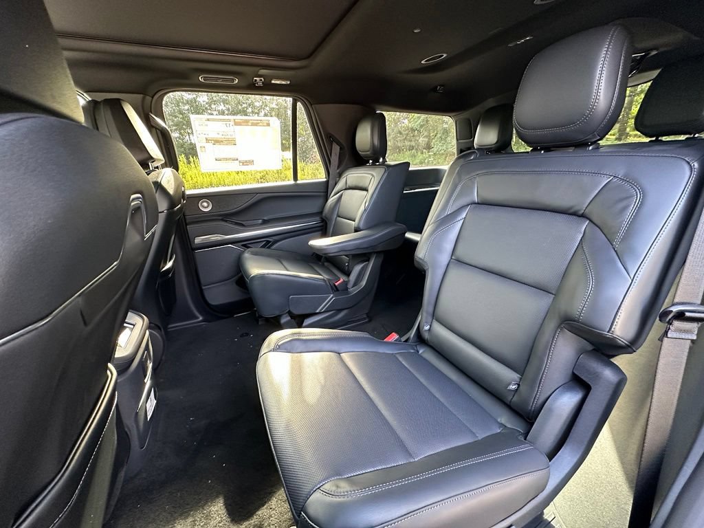 New 2027 Lincoln Navigator Reserve w/ Jet Appearance Package AWD/4WD image 18