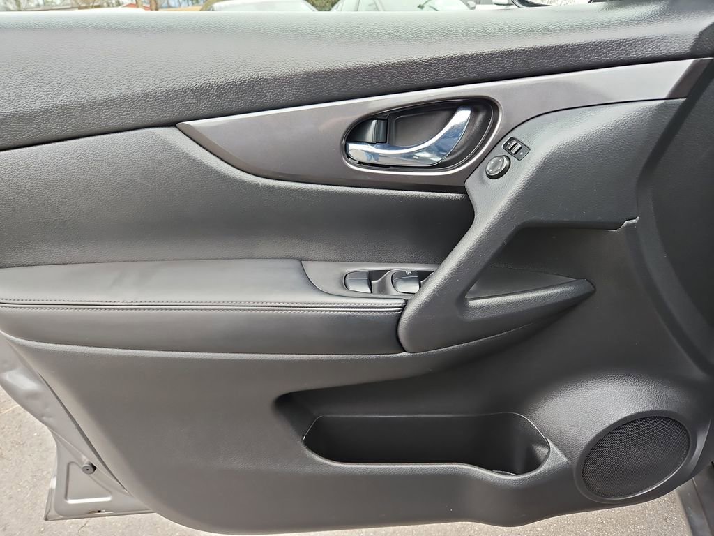 Used 2020 Nissan Rogue SV image 24