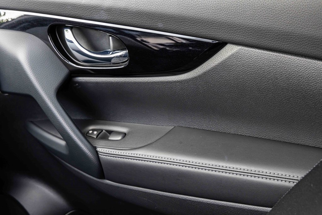 Certified 2022 Nissan Rogue Sport SV image 16