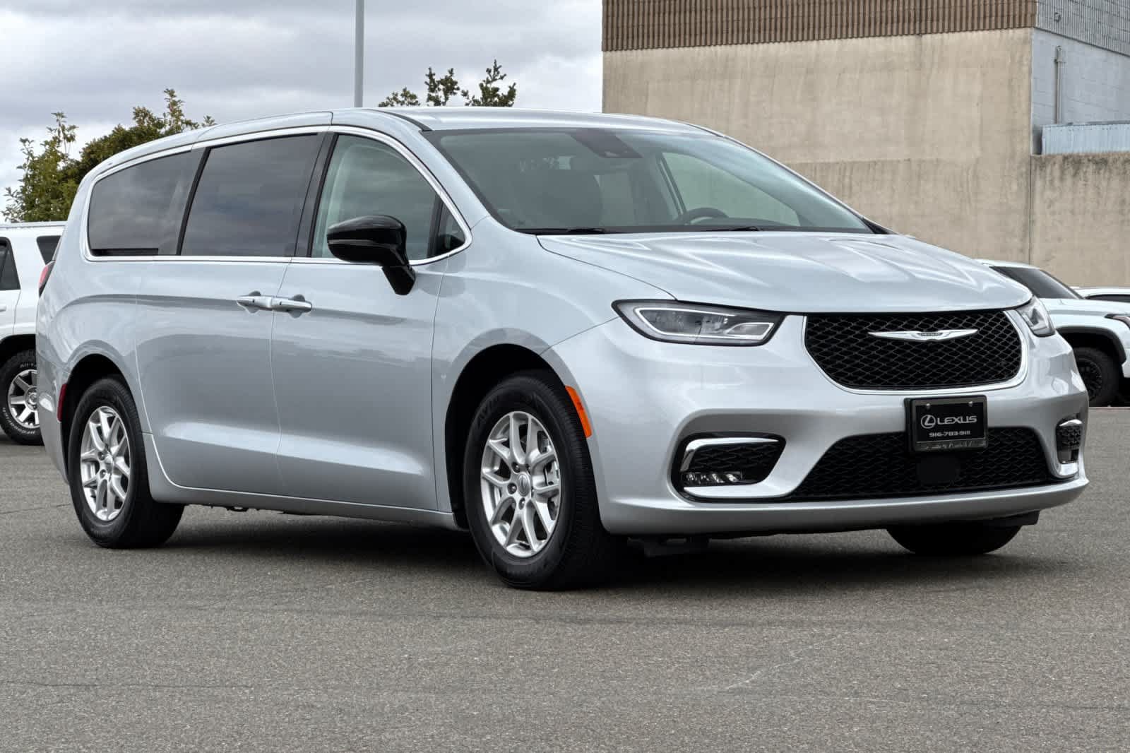 Used 2024 Chrysler Pacifica Touring-L FWD image 5