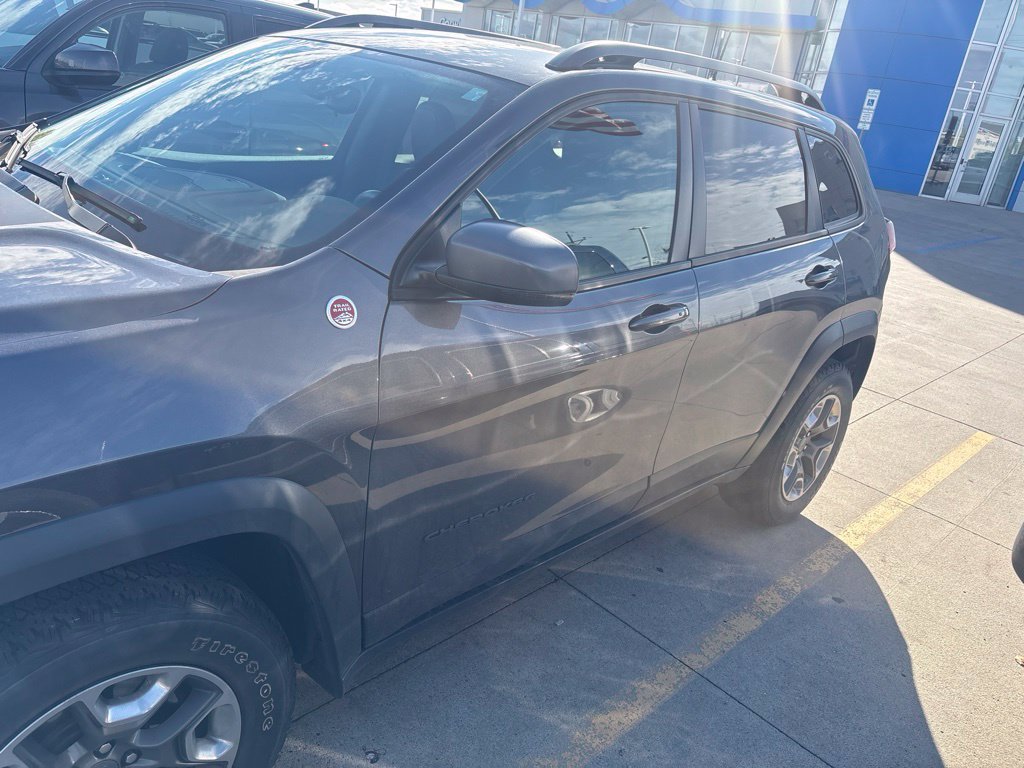 Used 2019 Jeep Cherokee Trailhawk w/ Cold Weather Group AWD/4WD image 8