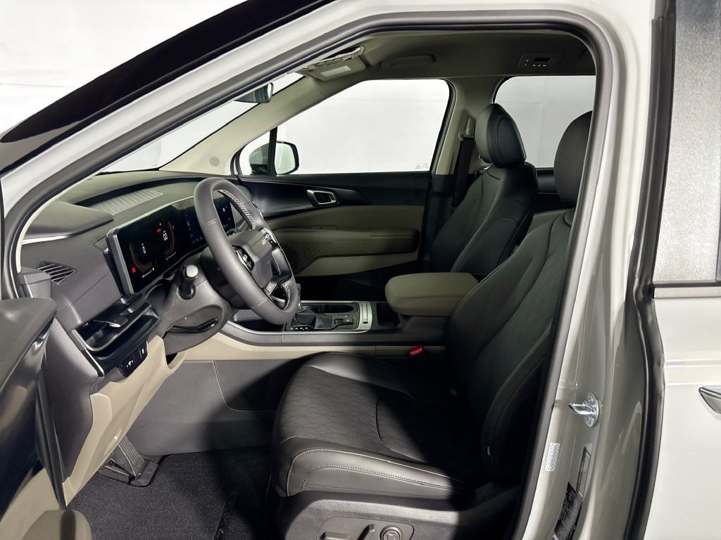 New 2027 Kia Carnival FWD image 11