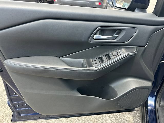 Used 2025 Nissan Rogue SV FWD image 12