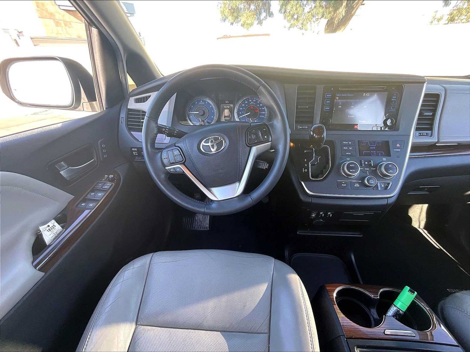 Used 2016 Toyota Sienna Limited FWD image 9