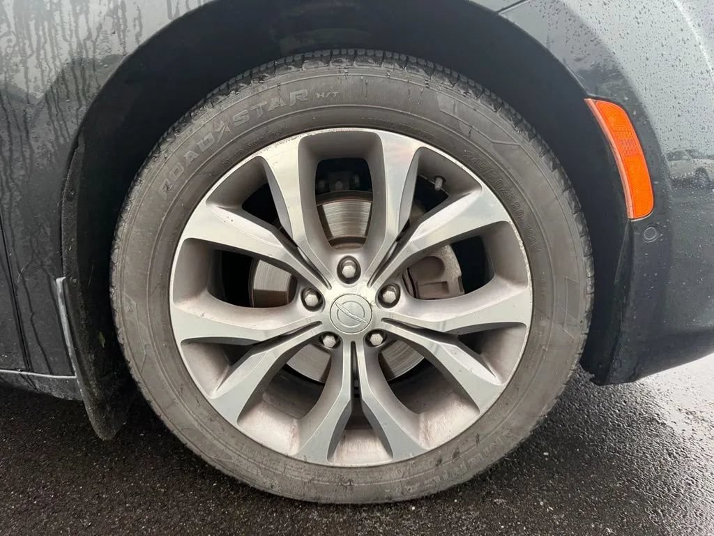 Used 2019 Chrysler Pacifica Limited w/ Tire & Wheel Group FWD image 10