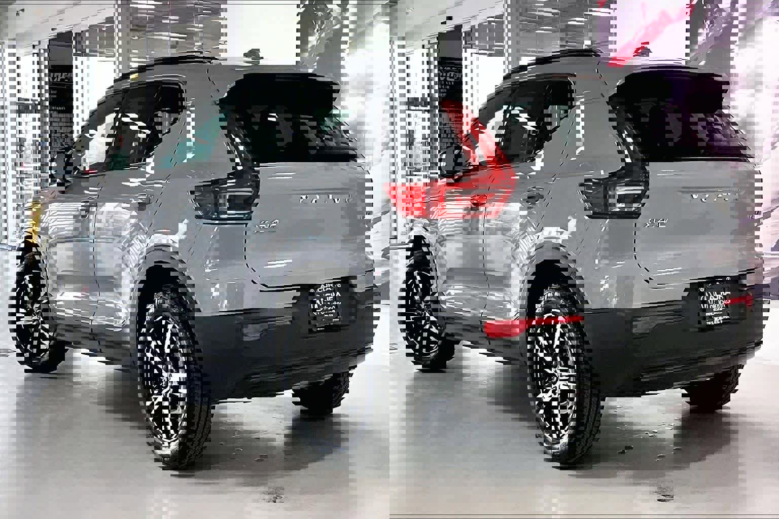 Used 2024 Volvo XC40 B5 Core image 4