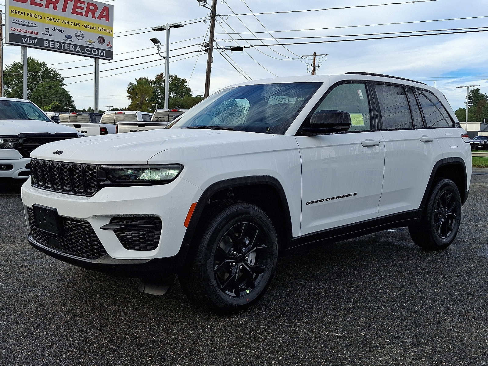 New 2025 Jeep Grand Cherokee Altitude image 2