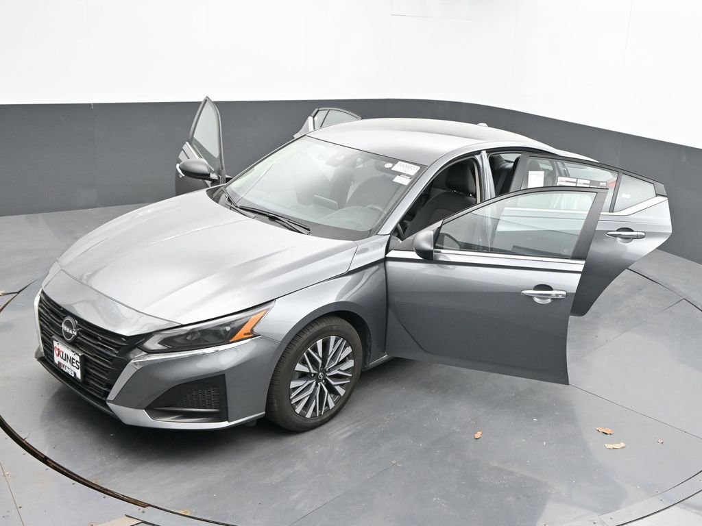 Used 2024 Nissan Altima 2.5 SV AWD/4WD image 44