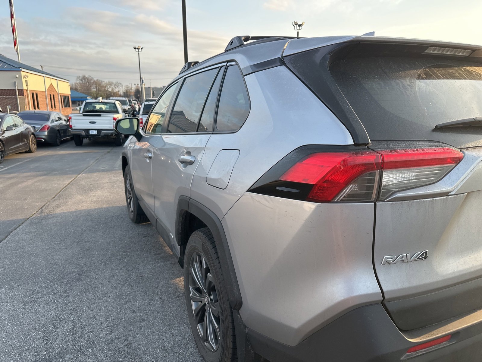 Used 2023 Toyota RAV4 XLE Premium image 4