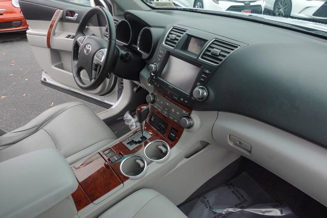 Used 2012 Toyota Highlander Limited w/ Tow Pkg image 14