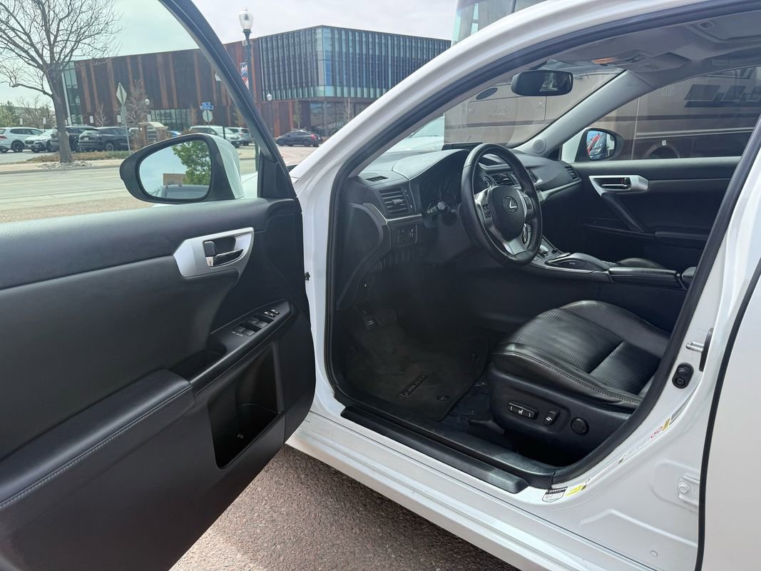 Used 2013 Lexus CT 200h w/ Premium Pkg w/Navigation FWD image 13