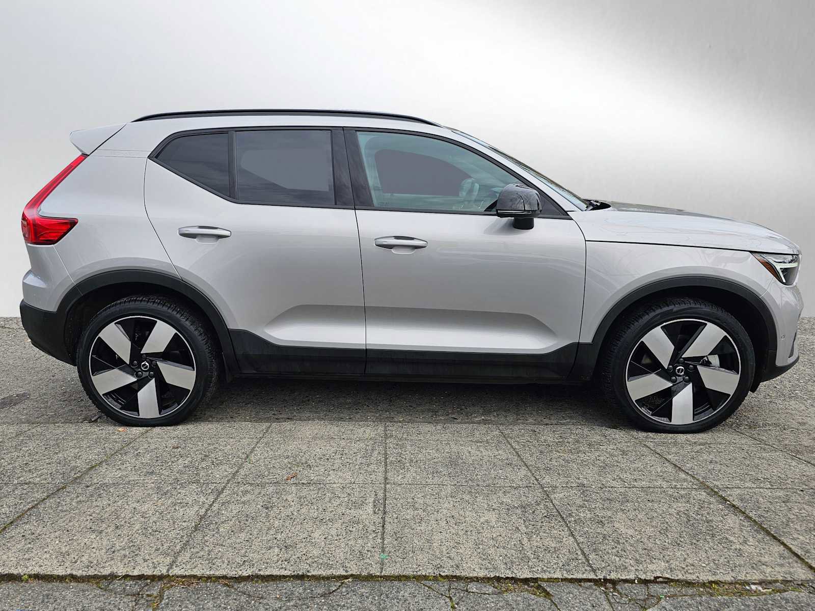 Certified 2023 Volvo XC40 Recharge Ultimate w/ Protection Package Premier image 2