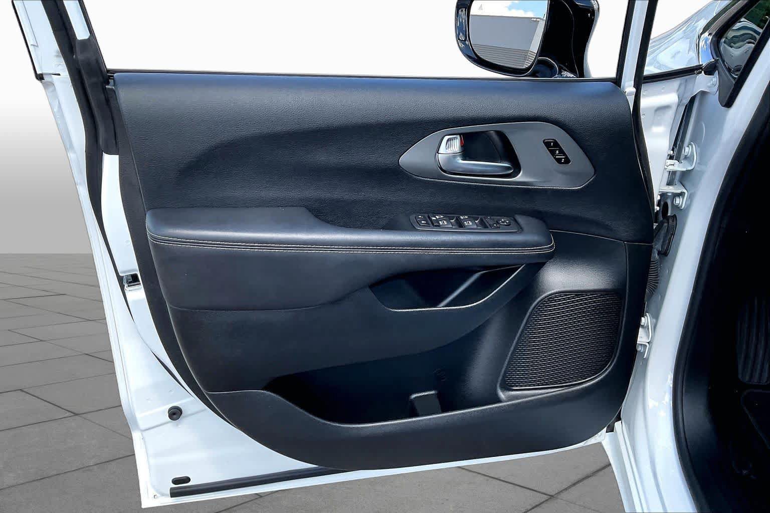 Used 2025 Chrysler Pacifica Select FWD image 20