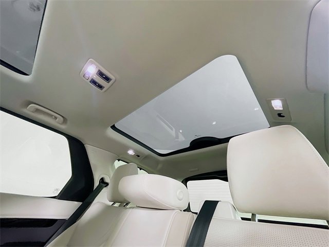 Used 2024 Land Rover Discovery S image 16