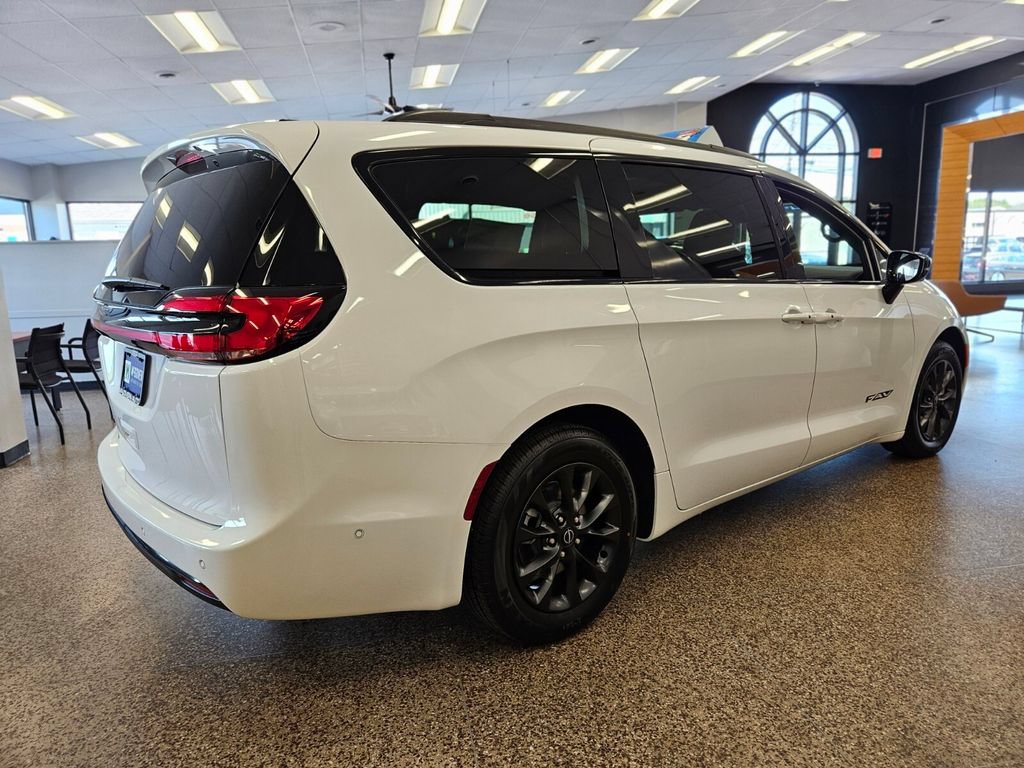 New 2025 Chrysler Pacifica Select w/ Fav Edition Package FWD image 4