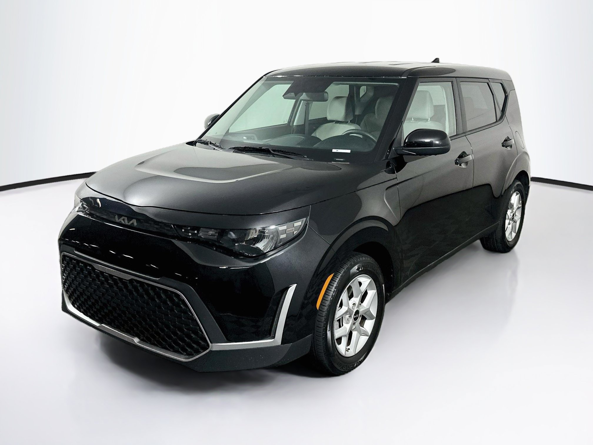Used 2025 Kia Soul LX w/ LX Technology Package FWD image 3