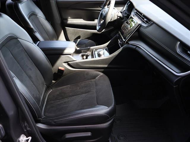 Used 2024 Jeep Grand Cherokee Altitude AWD/4WD image 27